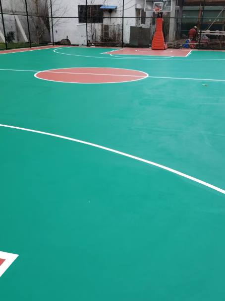 复兴 球场长期使用易出现地面开裂
